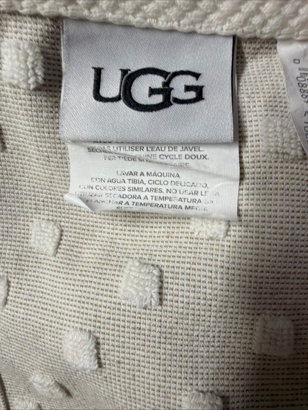 UGG Bath Towel 27”x52” 100%Cotton textured rare snow Valerie